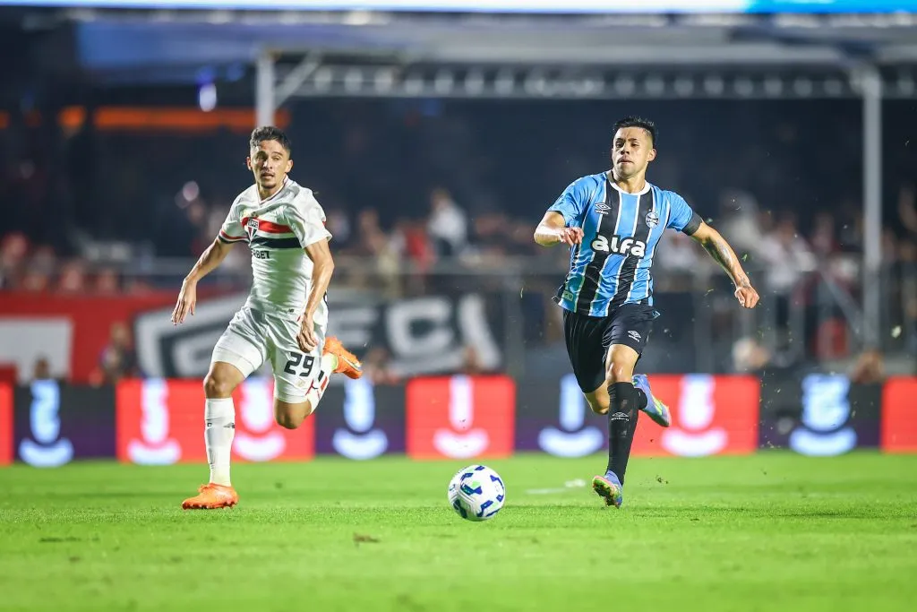 Alexander Aravena anota un terrible golazo para Gremio, pero no pudo evitar la derrota de su equipo. Foto: Gremio