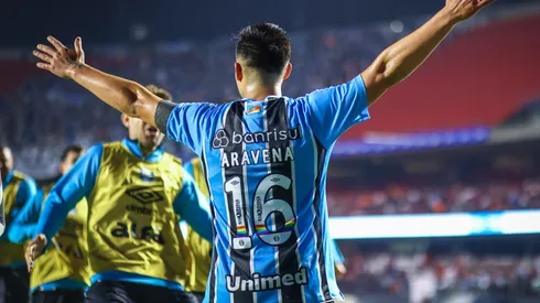 Alexander Aravena volvió a la titularidad y con un golazo viral desde todos los ángulos.