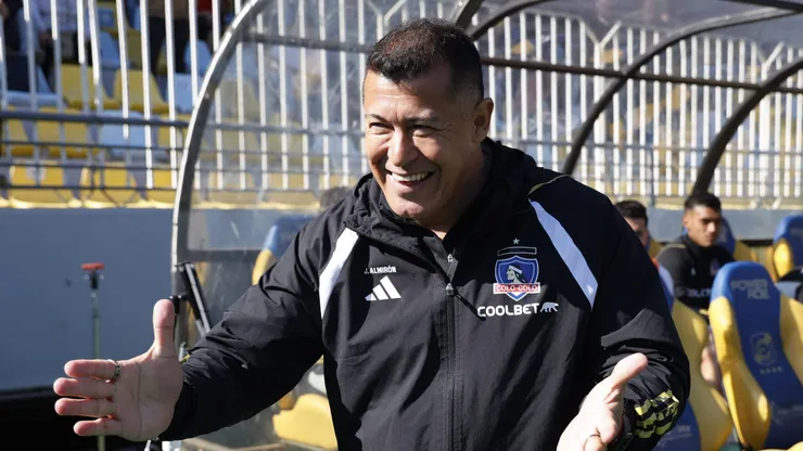 Pese a todo, Jorge Almirón sonríe en la previa de Colo Colo ante Ñublense.
