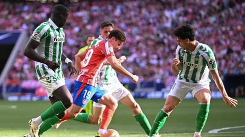 Atlético Madrid goleó a Real Betis en la Liga de España para despedirse de la Champions League.