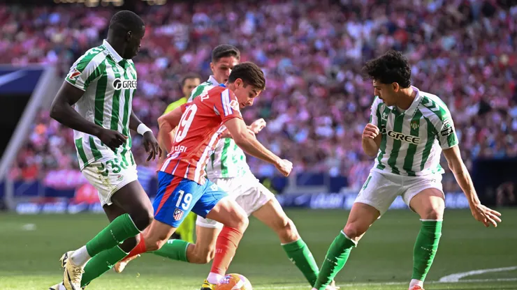 Atlético Madrid goleó a Real Betis en la Liga de España para despedirse de la Champions League.