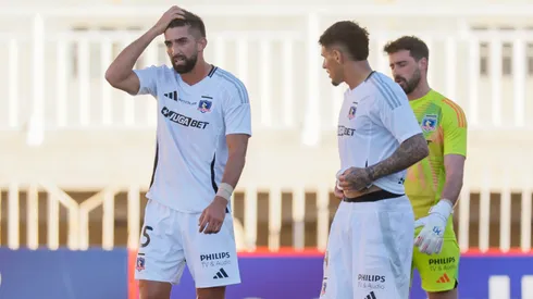 Los jugadores de Colo Colo se lamentan en la derrota con Deportes Limache.