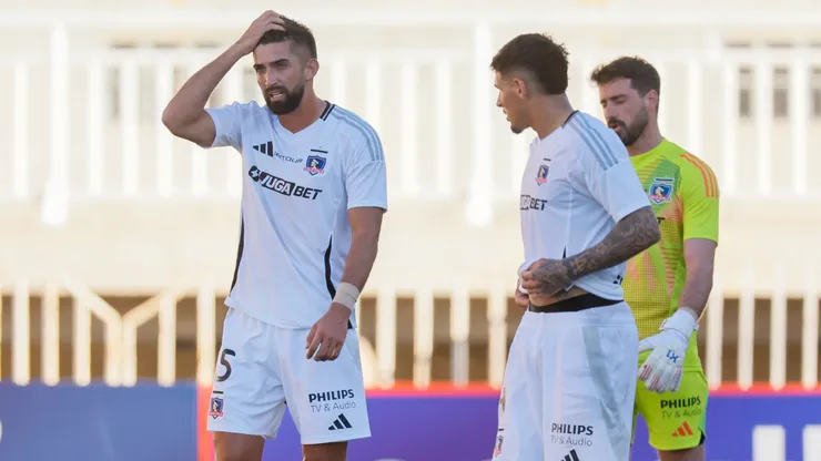 Los jugadores de Colo Colo se lamentan en la derrota con Deportes Limache.