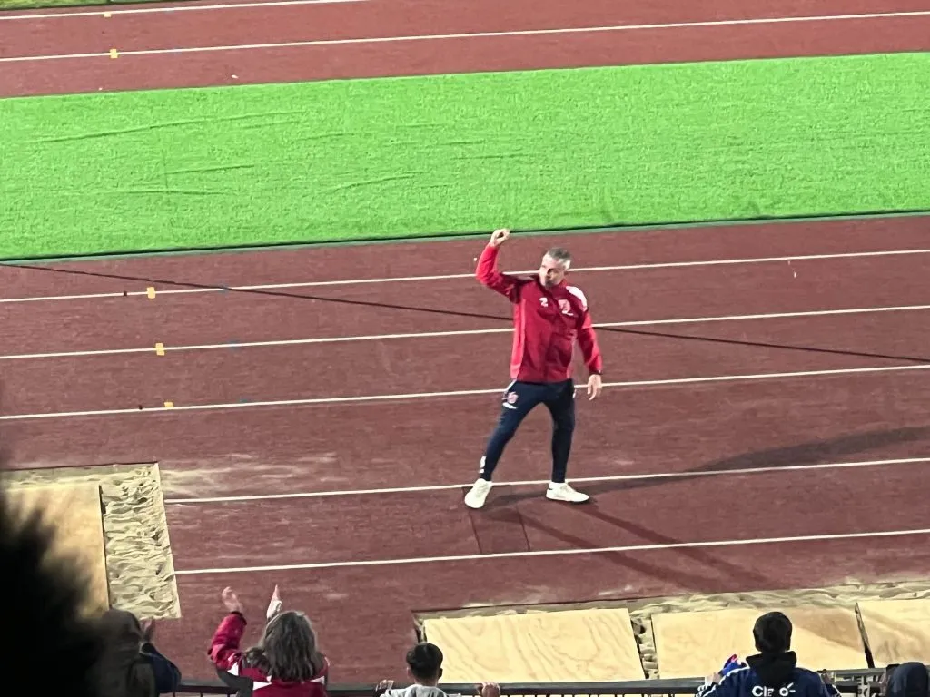 Álvarez saluda a hinchas de Huachipato en partido de la U y los acereros lo aplauden.