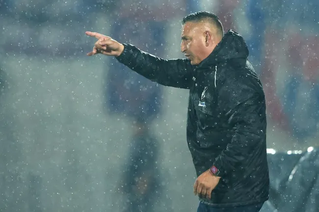 Jaime García da indicaciones bajo la lluvia en el Estadio Nacional. (Felipe Zanca/Photosport).