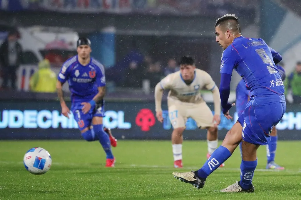 Maxi Guerrero vivió la goleada de la U contra Huachipato con gorro por un corte en la cabeza y jineta de capitán en el brazo por unos minutos.