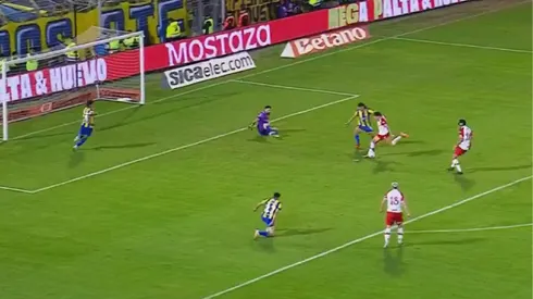 Leonardo Gil pudo sellar la clasificación de Huracán, pero no definió bien.