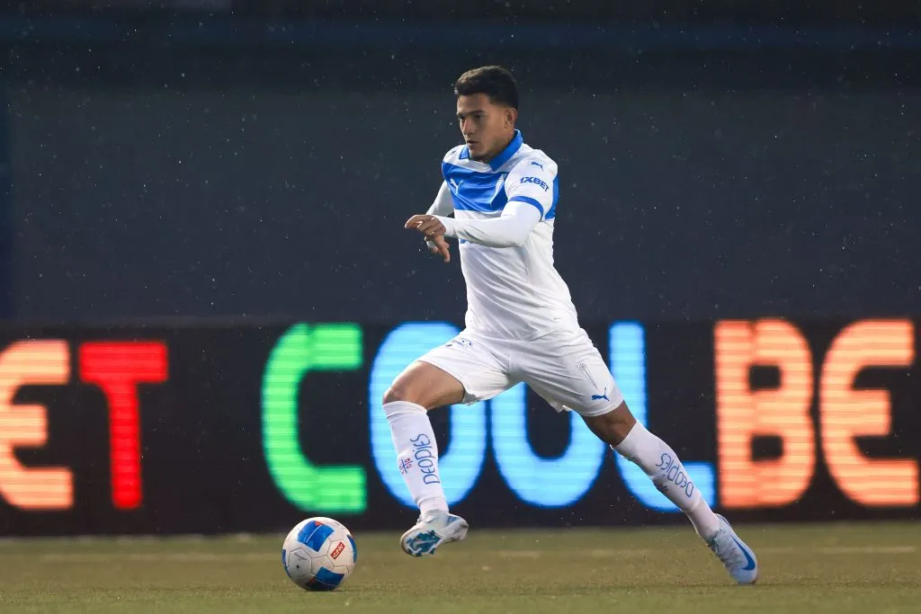 Jader Gentil en acción ante O’Higgins en el césped sintético del Bicentenario de La Florida. (Felipe Zanca/Photosport).