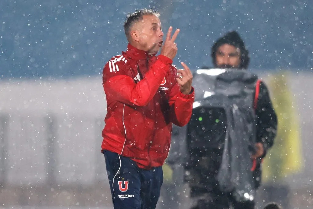Gustavo Álvarez bajo la lluvia | Photosport