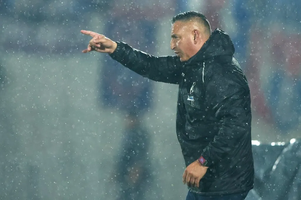 Jaime García da indicaciones bajo la lluvia en la goleada frente a Universidad de Chile. (Felipe Zanca/Photosport).