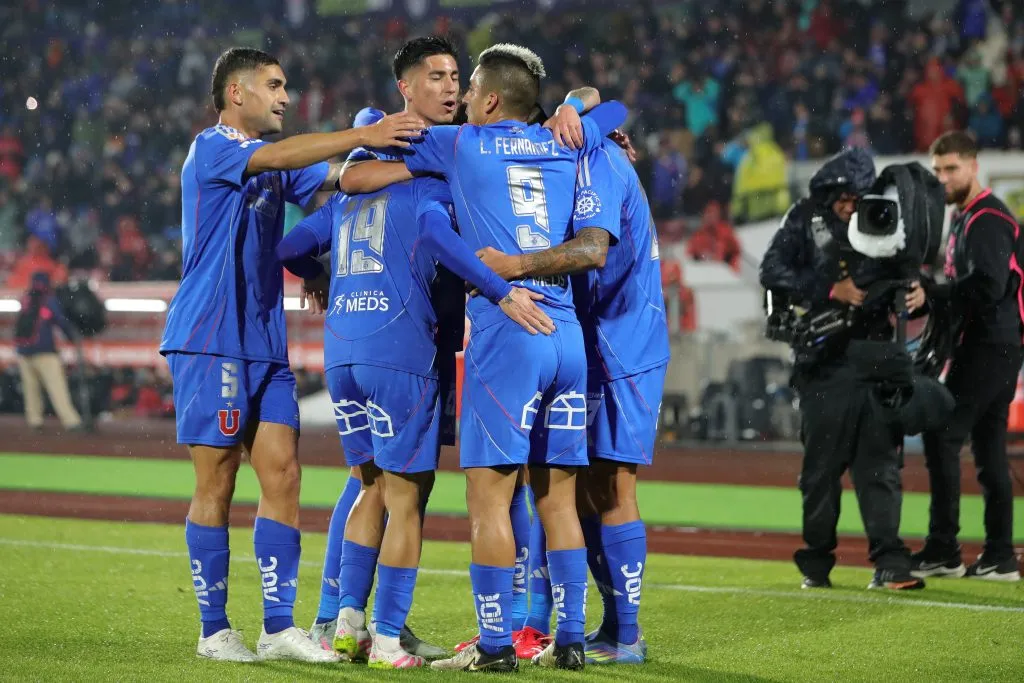 Nicolás Ramírez (5) se suma al festejo de uno de los goles de la U ante el Huachi. (Felipe Zanca/Photosport).