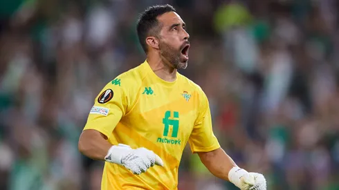 Claudio Bravo le mandó sus buenas vibras al Betis para la final de la Conference League.