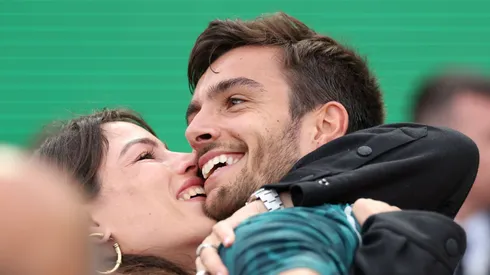Lorenzo Musetti celebra con su pareja Verónica Confalonieri tras pasar a la final del Masters de Montecarlo 2025.