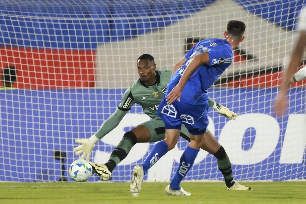 Con este remate, Lucas di Yorio hizo el 1-0 definitivo ante Botafogo. (Felipe Zanca/Photosport).