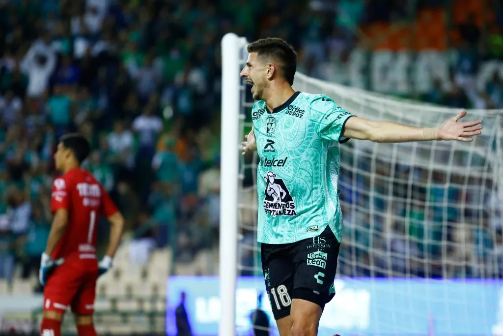 Lucas di Yorio celebra uno de los 13 goles que anotó en León de México. Ocho de ellos fueron con el actual DT de Botafogo. (Leopoldo Smith/Getty Images).