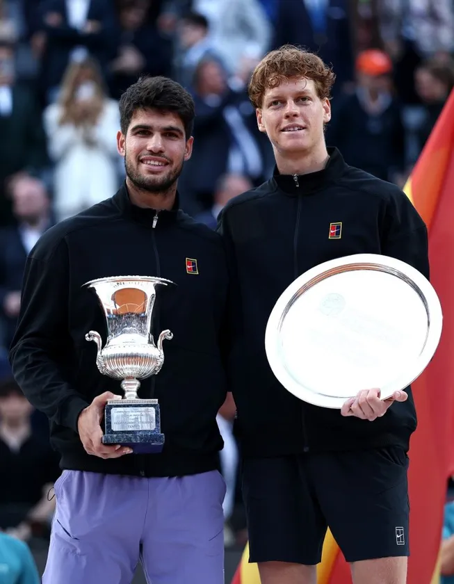 Carlos Alcaraz junto a Jannik Sinner en la final del Masters de Roma 2025 (Getty Images).