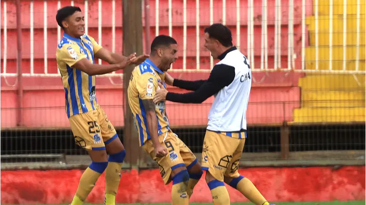 Everton mete presión a Colo Colo a costa de Unión Española en la Liga de Primera.