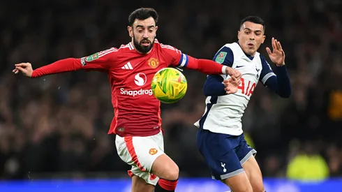 Bruno Fernandes y Pedro Porro disputando el balón en los cuartos de final de la Carabao Cup entre Manchester United y Tottenham.