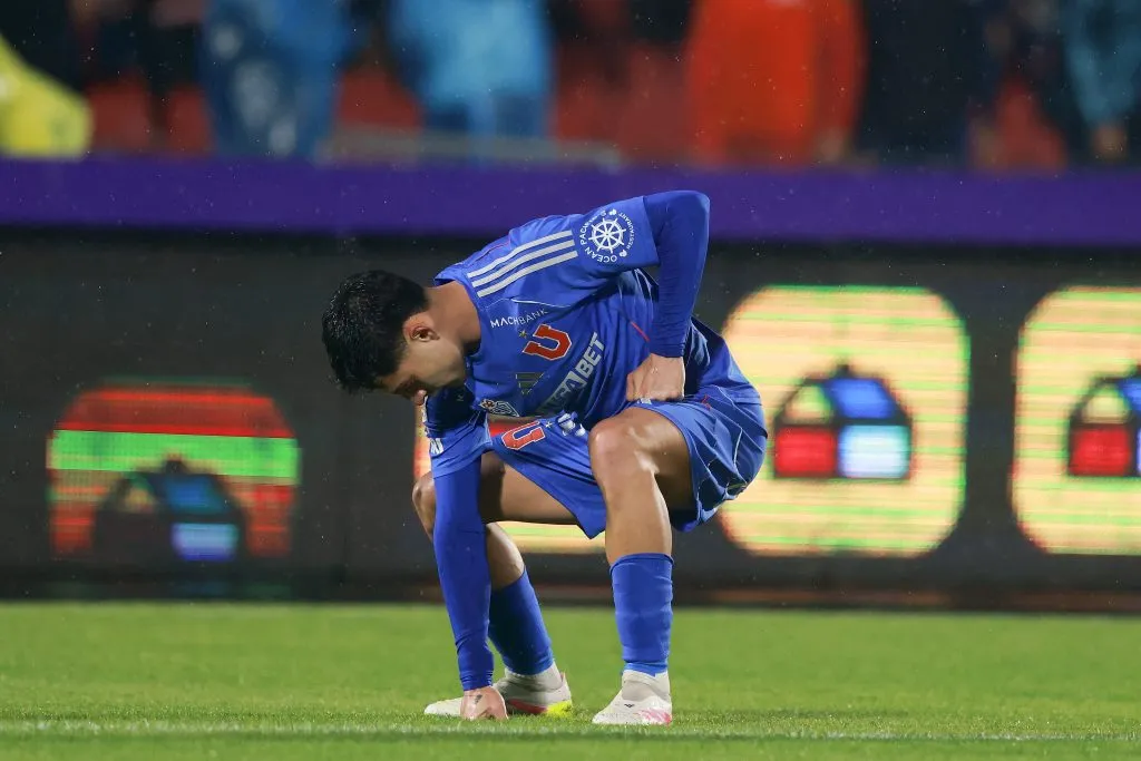 La particular celebración de Javier Altamirano en la U. Foto: Felipe Zanca/Photosport