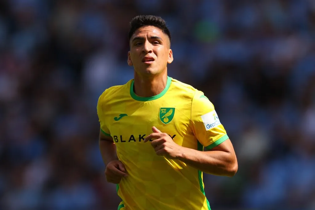 Marcelino Núñez es el primero en llegar a Juan Pinto Durán. Imagen: Getty