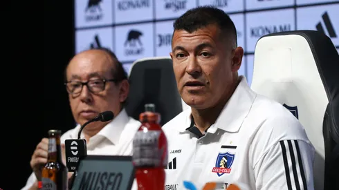 Alfredo Stöhwing en la presentación de Jorge Almirón como DT de Colo Colo.