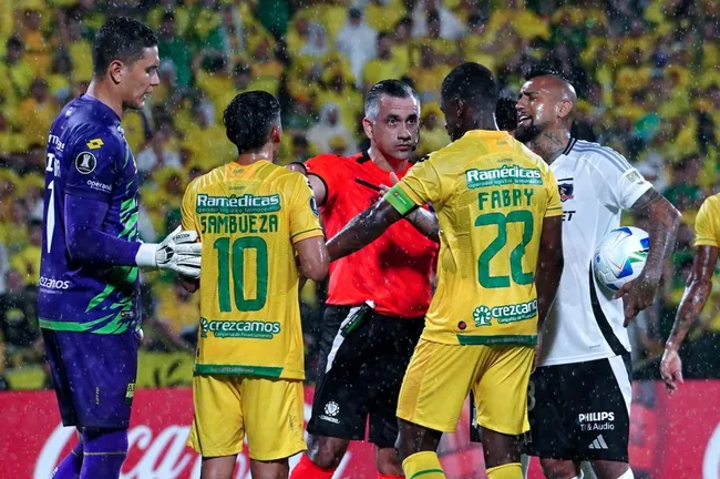Arturo Vidal en el momento del penal que tuvo Colo Colo ante Bucaramanga. (Vizzor image/Photosport).