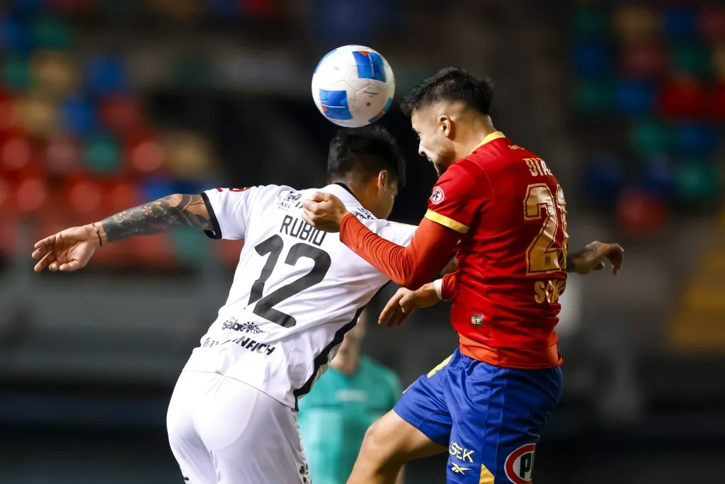 Nicolás Díaz en acción por la Unión Española ante Ñublense. (Pepe Alvujar/Photosport).