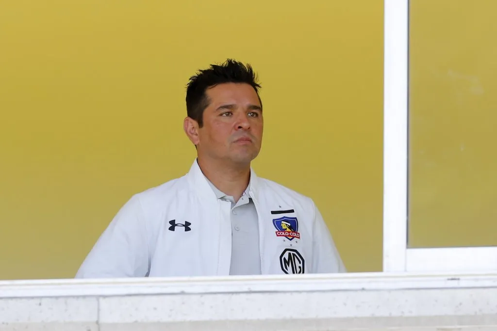 Héctor Tapia parece que no se moverá de su función actual: jefe técnico de las divisiones menores albas. (Javier Torres/Photosport).