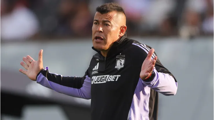 Jorge Almirón sigue siendo técnico de Colo Colo y puede estirar el chicle más de lo pensado.