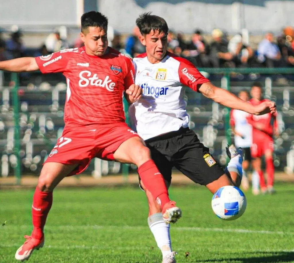 Curicó Unido está siendo local en el estadio Joaquín Muñoz García no está en capacidad de recibir un duelo ante uno de los más grandes del país. Foto: Curicó Unido.