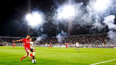 Hinchas de Colo Colo lanzan fuegos artificiales.