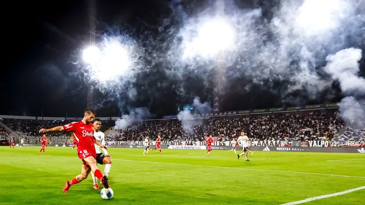 Hinchas de Colo Colo lanzan fuegos artificiales.