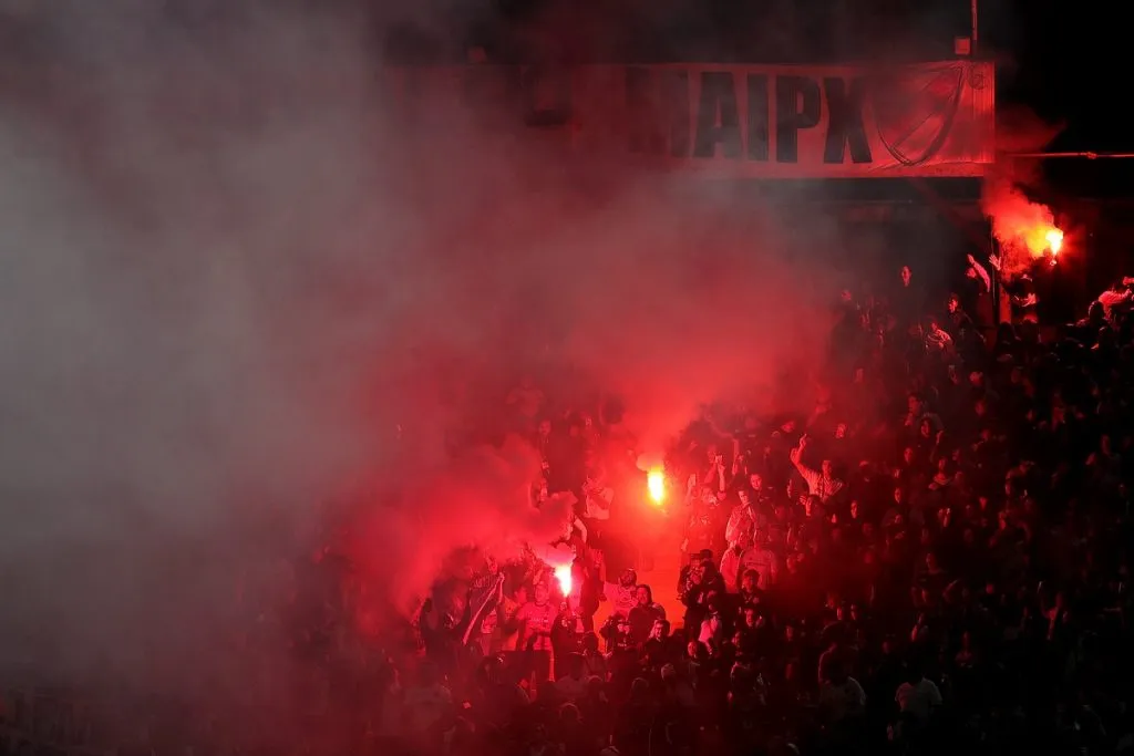 Hinchas de Colo Colo encienden bengalas en el partido ante Ñublense (Photosport).