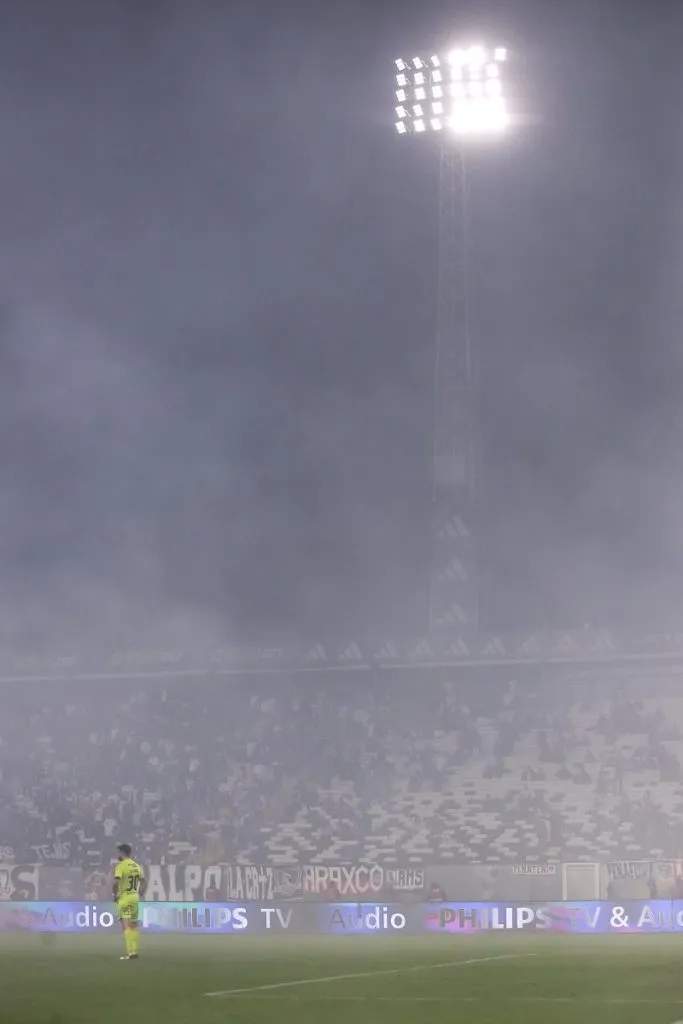 Humo en el partido de Colo Colo vs. Ñublense por la Liga de Primera (Photosport).