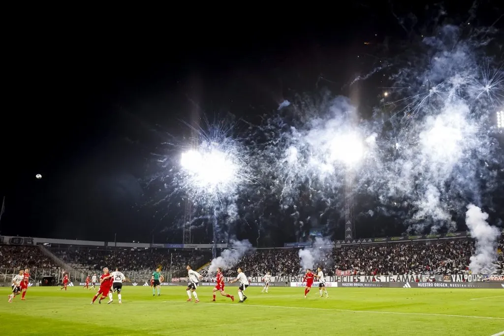 Hinchas de Colo Colo lanzan fuegos artificiales en el partido ante Ñublense (Photosport).