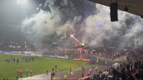 Los hinchas azules lanzaron fuegos artificiales ante Huachipato.