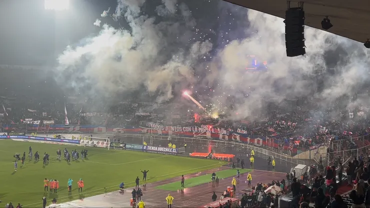 Los hinchas azules lanzaron fuegos artificiales ante Huachipato.