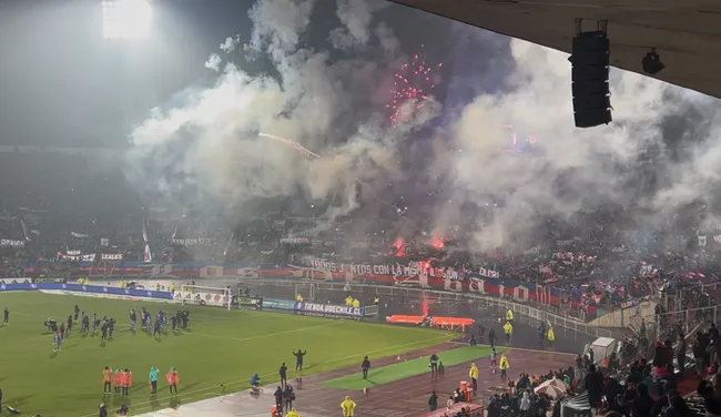 Los hinchas despidieron al equipo con muchos fuegos artificiales. Foto: Redgol.