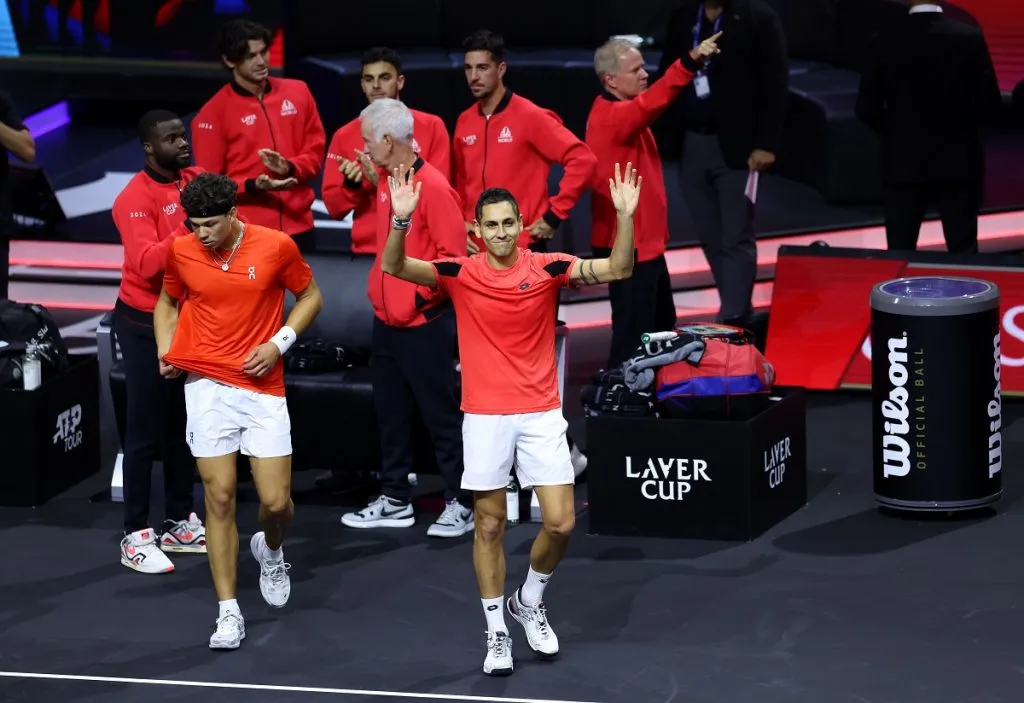 Ben Shelton y Alejandro Tabilo, del Equipo Mundial, celebran tras ganar un punto de partido contra Casper Ruud y Stefanos Tsitsipas, del Equipo Europeo, durante la Laver Cup 2024 (Getty Images)