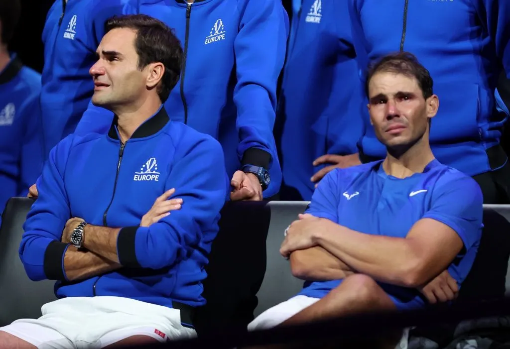 Roger Federer, del Equipo Europa, muestra su emoción junto a Rafael Nadal tras su último partido durante la Copa Laver 2022 (Getty Images)