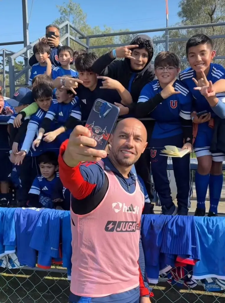Marcelo Díaz comparte con los niños en el CDA. Foto: U de Chile.