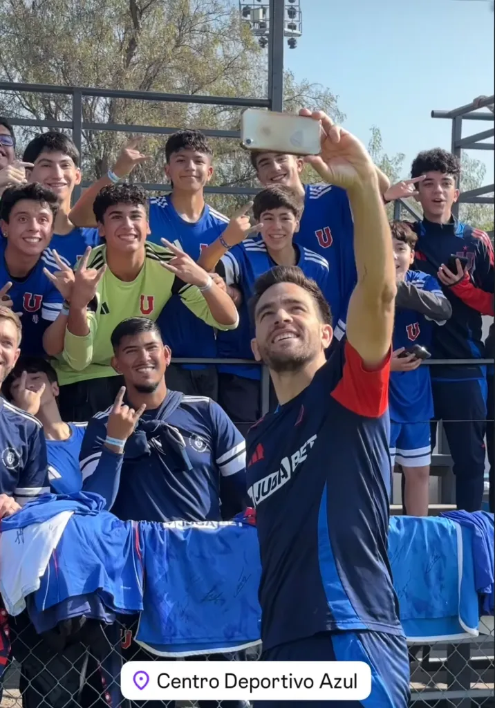 Matías Zaldivia se gana el cariño de los hinchas de U de Chile. Foto: U de Chile.