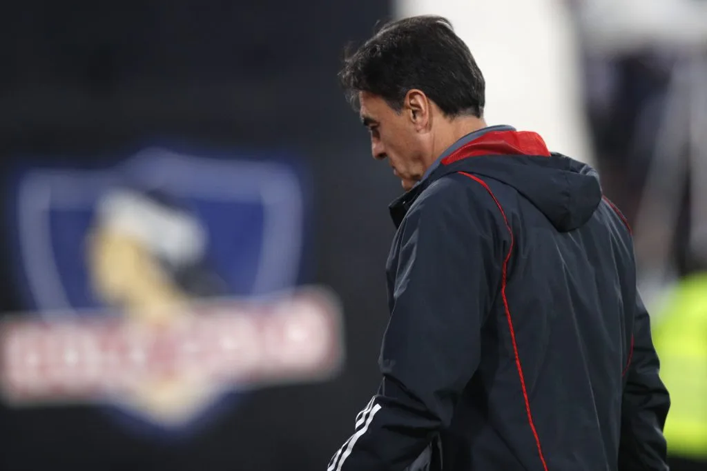 Gustav Quinteros es la principal opción para reemplazar a Jorge Almirón, pero no será fácil su retorno. Foto: Photosport.