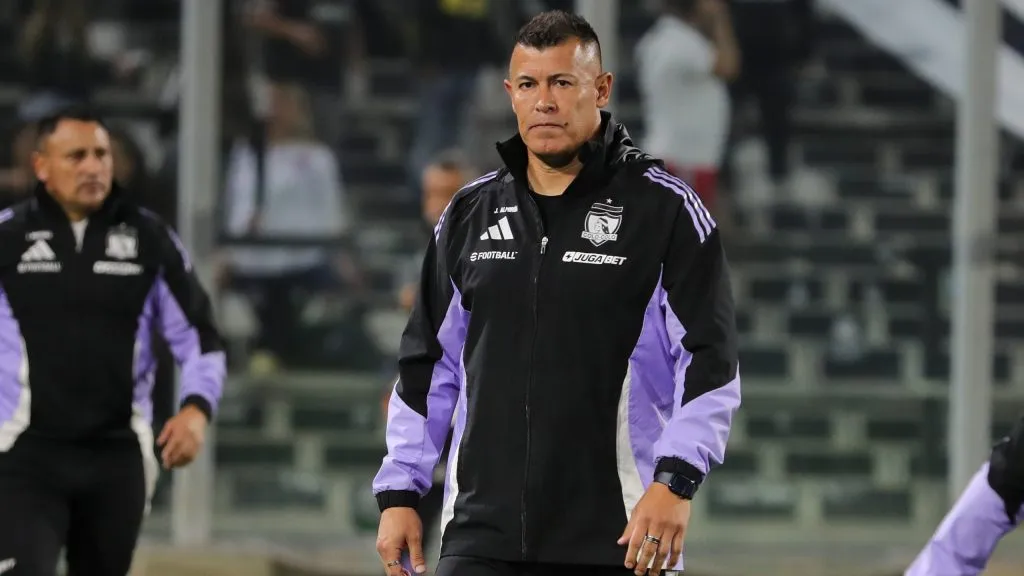 Almirón vive días tensos en Colo Colo.