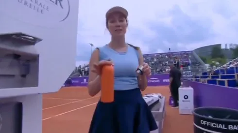 Danielle Collins encara a un camarógrafo.