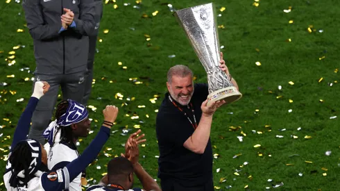 El australiano Postecoglou celebró un nuevo título en Europa