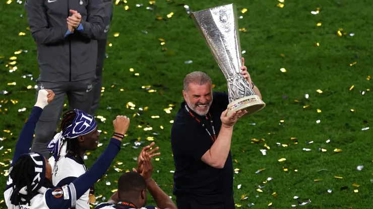 El australiano Postecoglou celebró un nuevo título en Europa