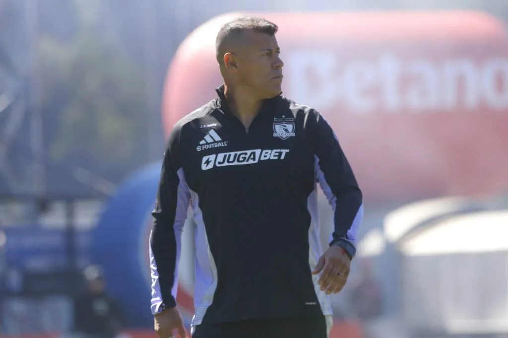 Pese que ya se sabe que no será más el DT del Cacique, Jorge Almirón sigue dirigiendo los entrenamientos del Cacique. | Foto: Photosport.