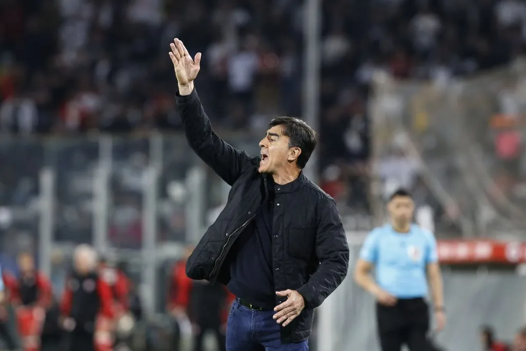 Gustavo Quinteros es candidato en Colo Colo si Almirón destraba su salida