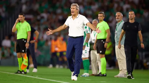 Manuel Pellegrini dirigiendo en el Benito Villamarín.